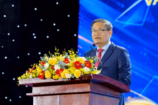 GS.TS Nguyễn Minh Hà phát biểu trong Lễ chào đón tân sinh viên. Ảnh: NTCC.