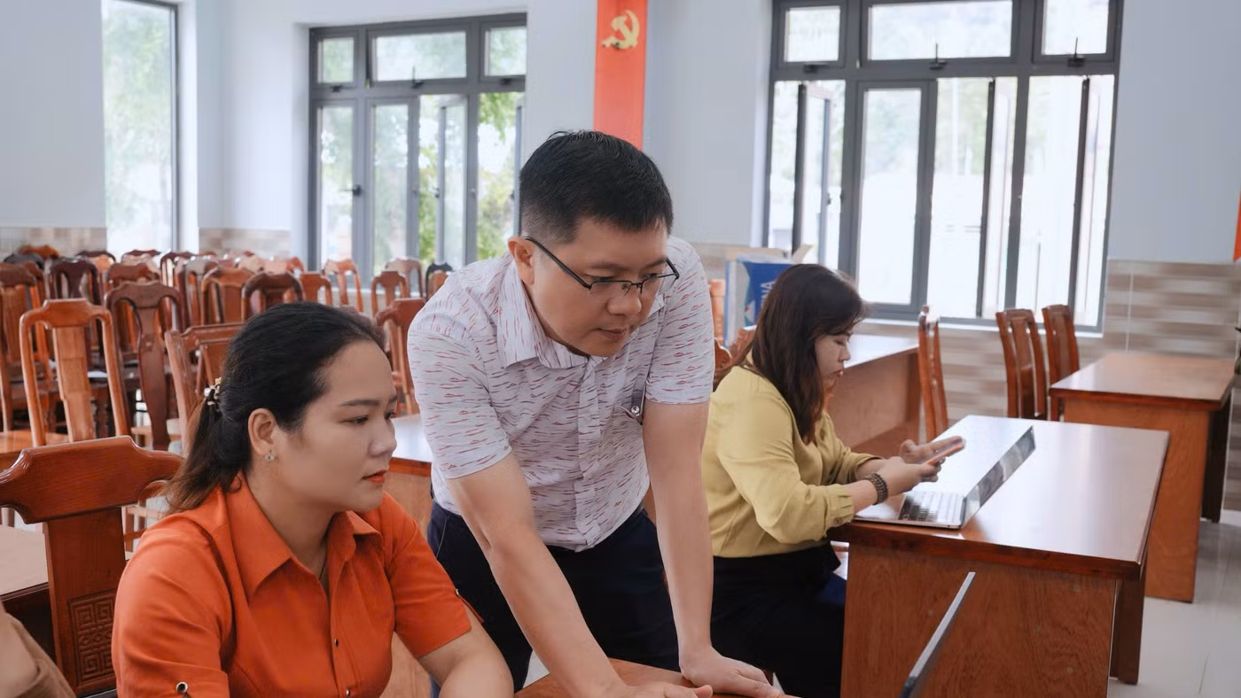 Giáo viên Phổ thông Dân tộc nội trú Tiểu học & THCS La Dêê được hướng dẫn xây dựng học liệu dạy học trên cơ sở sử dụng các ứng dụng AI. Ảnh: NTCC
