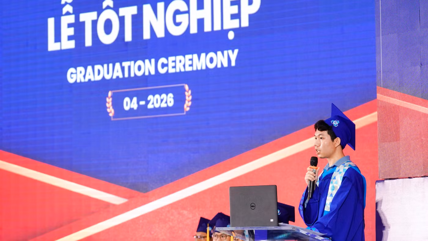 Nguyễn Hồ Phước Hiền đại diện các tân cử nhân phát biểu tại lễ tốt nghiệp tháng 4/2026 của Trường Đại học Bách khoa - Đại học Quốc gia TPHCM. Ảnh: Lê Nam