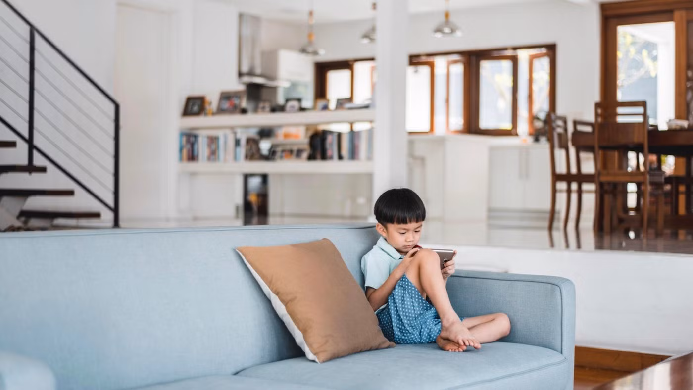 Thiết bị điện tử mang đến nhiều hình thức giải trí và kết nối, nhưng trẻ vẫn cần sự quan tâm, tương tác trực tiếp từ những người xung quanh.