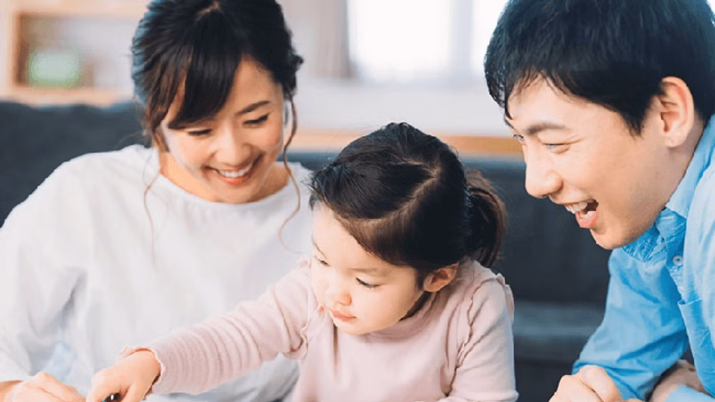 Điều quan trọng là trẻ cần hiểu rằng, sự yêu thương của cha mẹ không phụ thuộc vào việc sau này con có kiếm được nhiều tiền hay không. Ảnh minh họa.