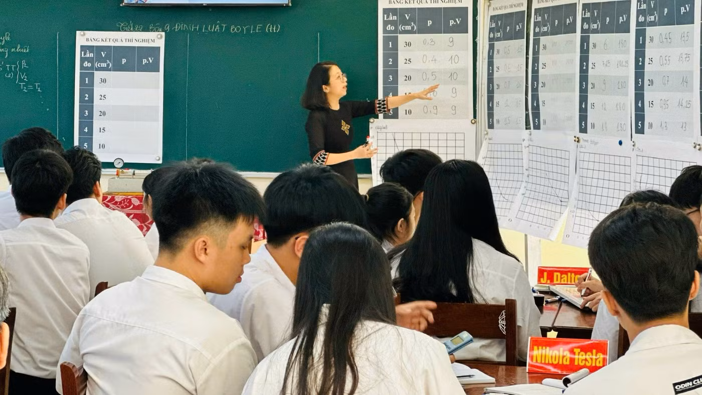 Cô Phạm Nguyễn Trang Ngân trong giờ dạy Vật lí. Ảnh: NVCC