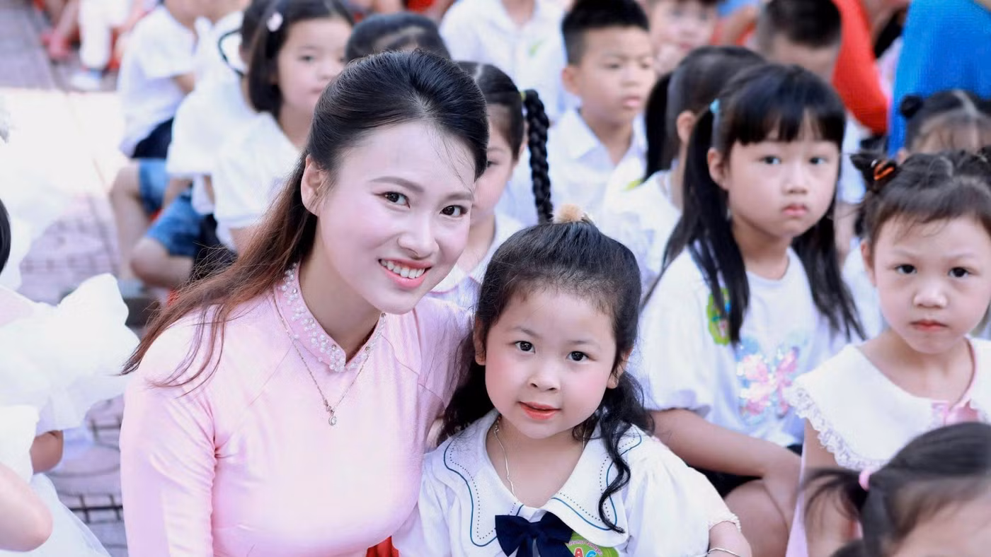 Cô và trò Trường Tiểu học Yên Nghĩa (Yên Nghĩa, Hà Nội). Ảnh: Đình Tuệ