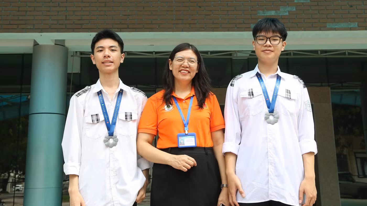 Cô giáo Đào Hải Yến chúc mừng Phùng Quang Hưng và Thân Đức Chính sau khi hai em giành Huy chương Bạc Olympic Sinh học quốc tế.