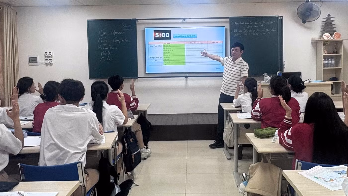Ông Phạm Văn Giềng trong một giờ dạy tại Trường THCS&THPT Sư phạm. Ảnh: NVCC 