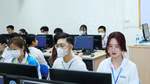 Thí sinh Phạm Lê Ngọc Anh (ngoài cùng bên phải) sẵn sàng bước vào cuộc thi.
