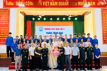 Trường THPT Nghi Lộc 3 (Vinh Lộc, Nghệ An) thăm hỏi, tặng quà tại Trung tâm Điều dưỡng thương bệnh binh tỉnh Nghệ An. Ảnh: NTCC