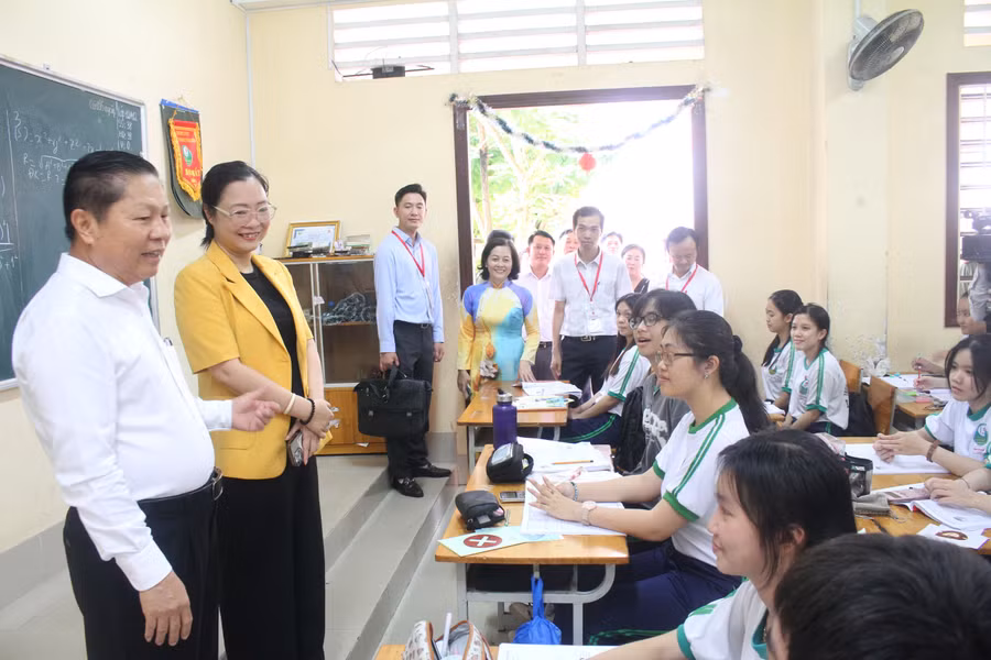 Thứ trưởng Bộ GD&ĐT Lê Tấn Dũng trò chuyện cùng các em học sinh Trường THPT Lưu Văn Liệt, TP Vĩnh Long.