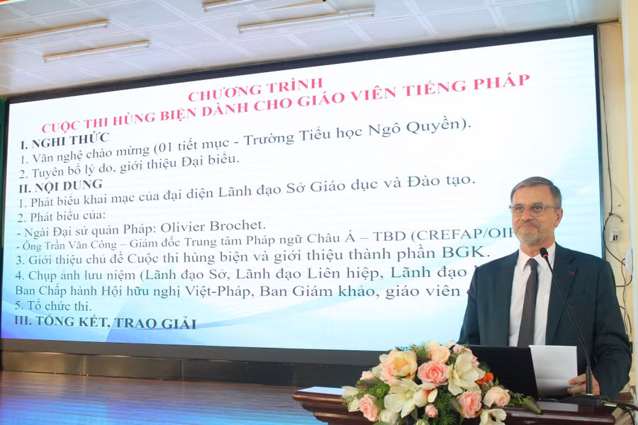 can-tho-hung-bien-tieng-phap-3.jpg