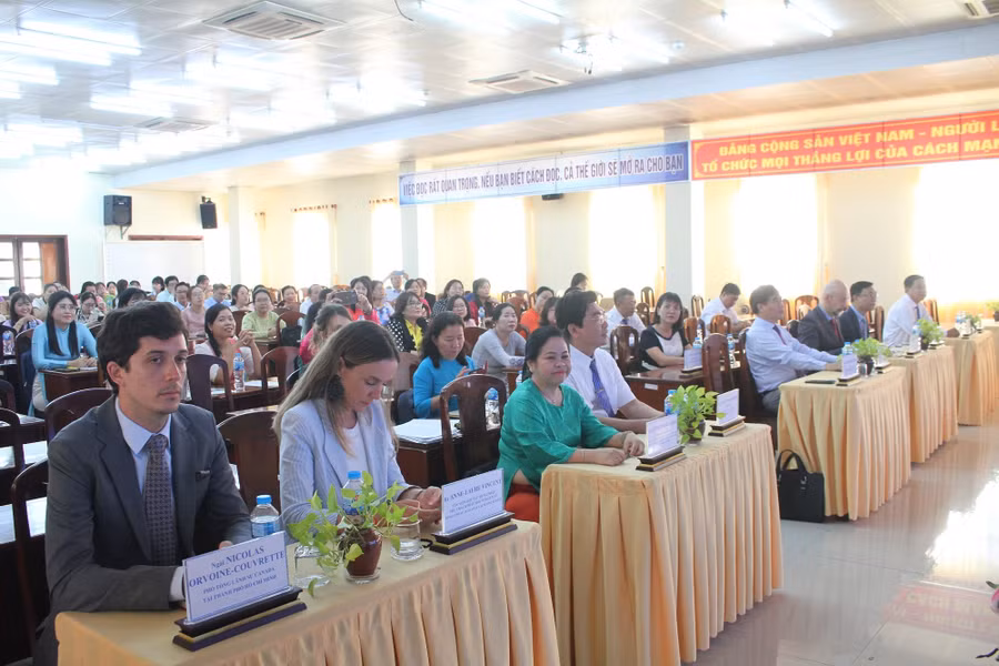 can-tho-hung-bien-tieng-phap-2.jpg
