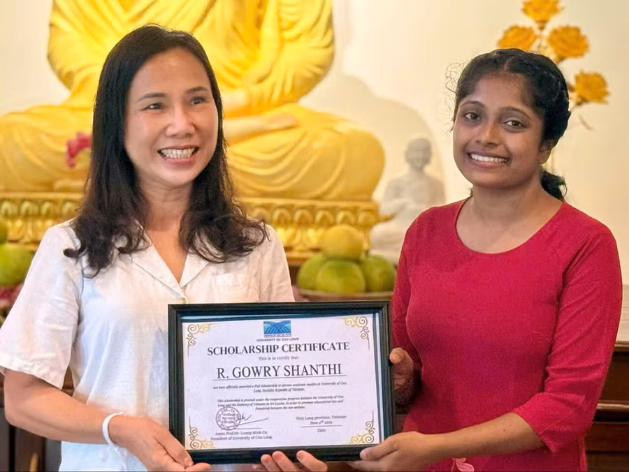 Đại sứ quán Việt Nam tại Sri Lanka trao học bổng của Trường ĐH Cửu Long cho lưu học sinh.