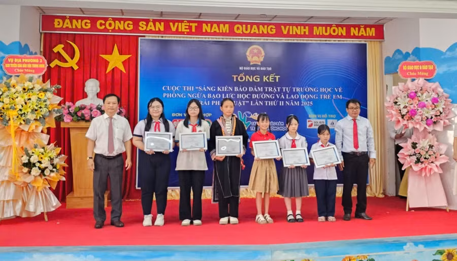trao-giai-cuoc-thi-2.jpg