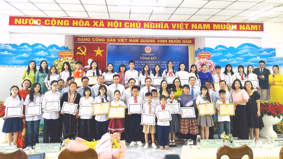trao-giai-cuoc-thi-3.jpg