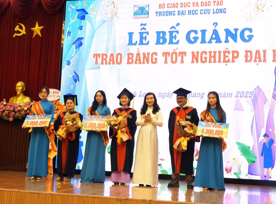 truong-dhcl-trao-bang-tu-xa-3.jpg