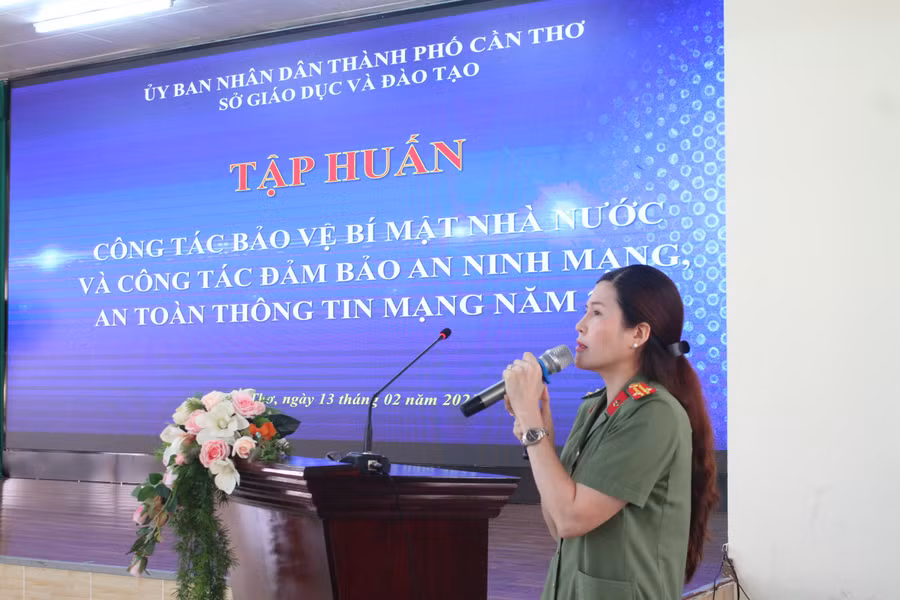 Báo cáo viên Công an TP Cần Thơ báo cáo tại buổi tập huấn.