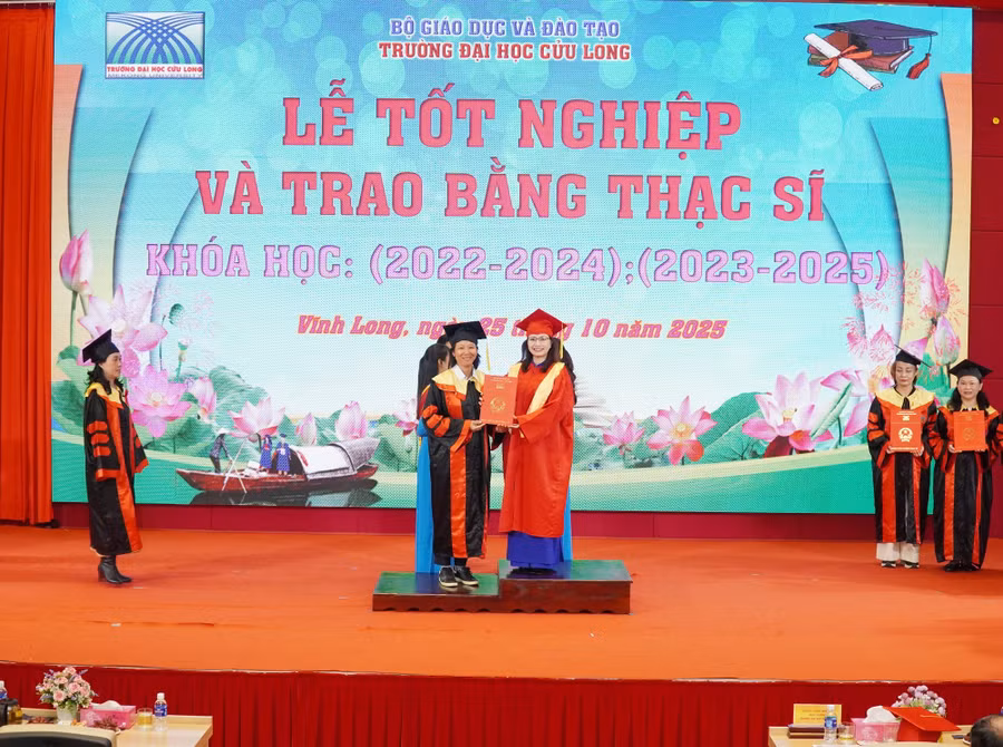 dhcl-trao-bang-ths-3.jpg