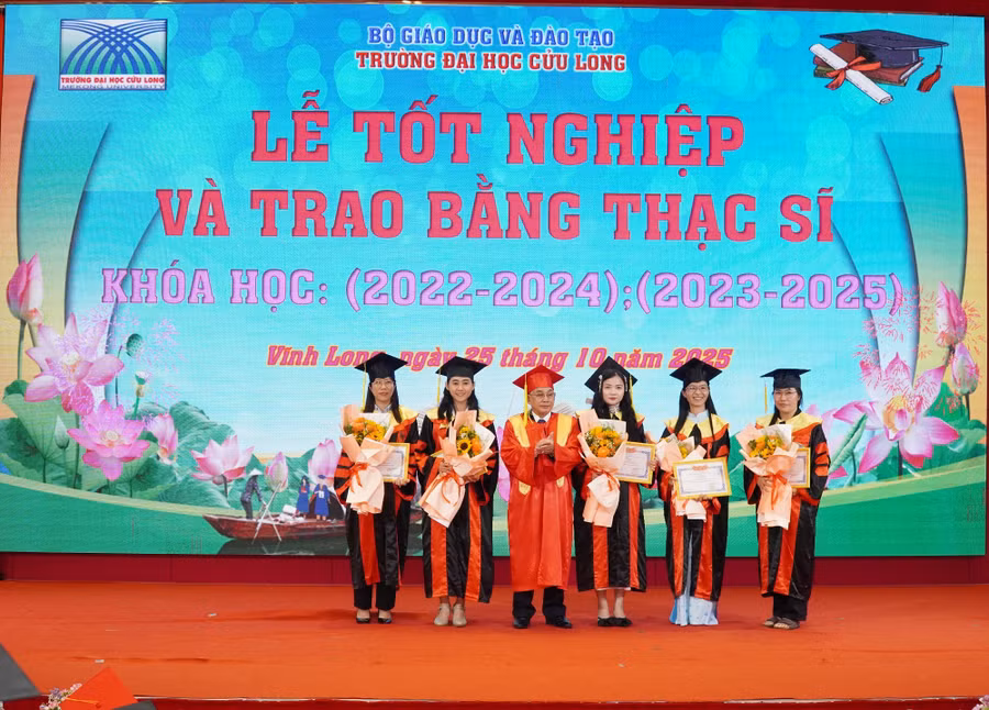 PGS.TS Lương Minh Cừ, Bí thư Đảng ủy, Hiệu trưởng Trường ĐH Cửu Long trao bằng và giấy khen cho tân thạc sĩ tốt nghiệp thủ khoa.