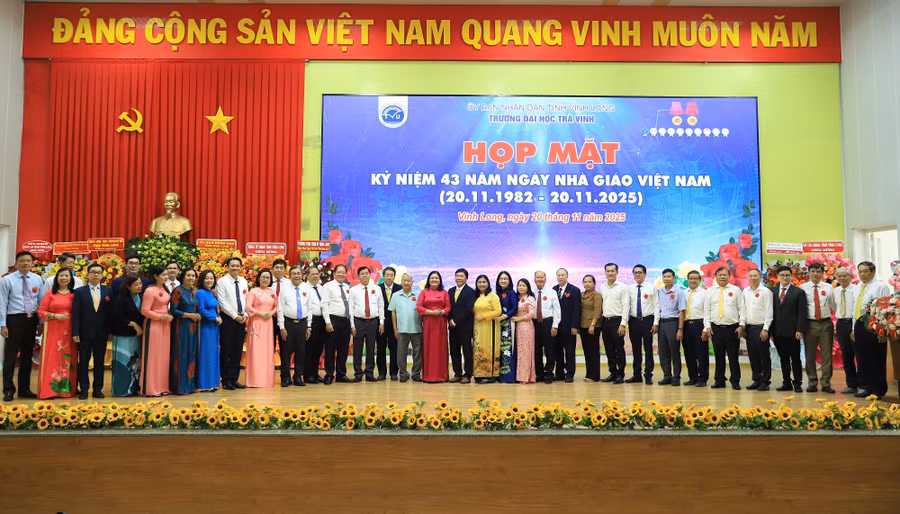 Lãnh đạo tỉnh Vĩnh Long và đại biểu dự Họp mặt kỷ niệm 43 năm Ngày Nhà giáo Việt Nam tại Trường ĐH Trà Vinh.