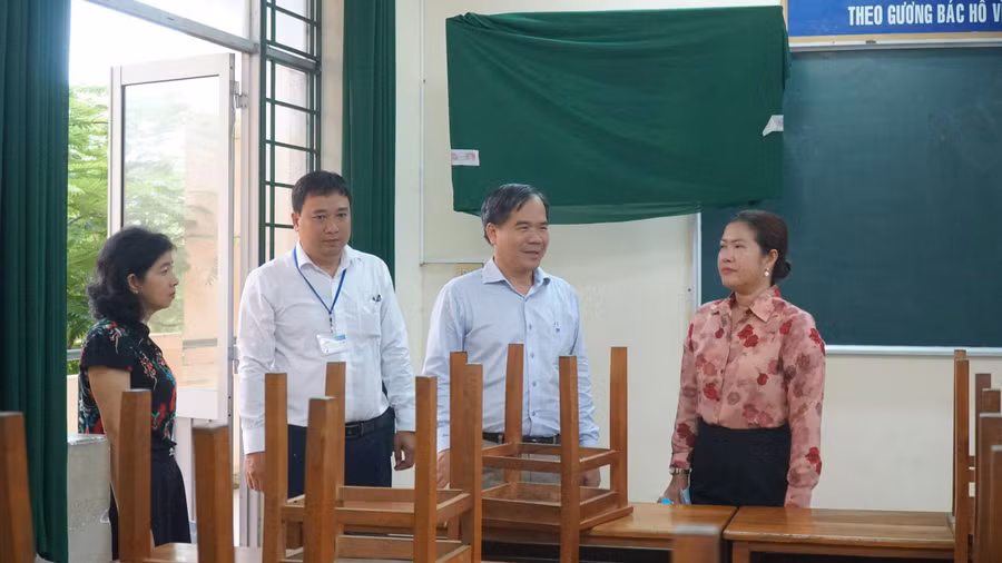 Bà Nguyễn Thị Ngọc Điệp, Phó Chủ tịch UBND thành phố, Trưởng BCĐ thi kiểm tra công tác chuẩn bị Kỳ thi tại Trường THPT Nguyễn Việt Hồng. 