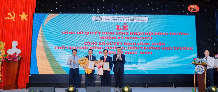 truong-dhkg-cong-bo-hdt-2.jpg