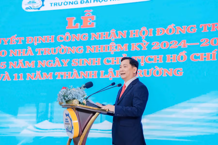 truong-dhkg-cong-bo-hdt-3.jpg