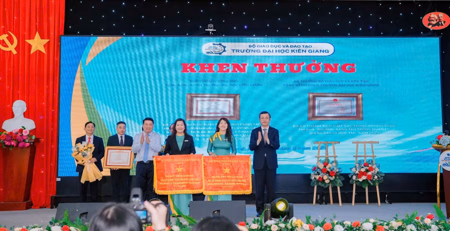 truong-dhkg-cong-bo-hdt-6-3443.jpg