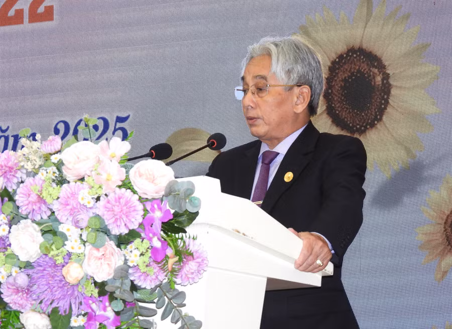 truong-dhcl-trao-bang-350-tan-cu-nhan-2.jpg