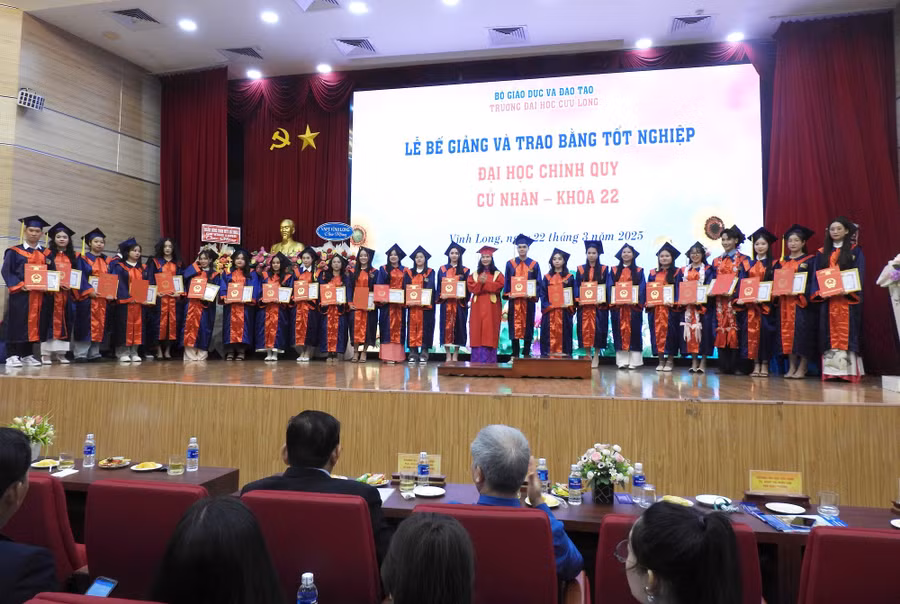 truong-dhcl-trao-bang-350-tan-cu-nhan-3.jpg