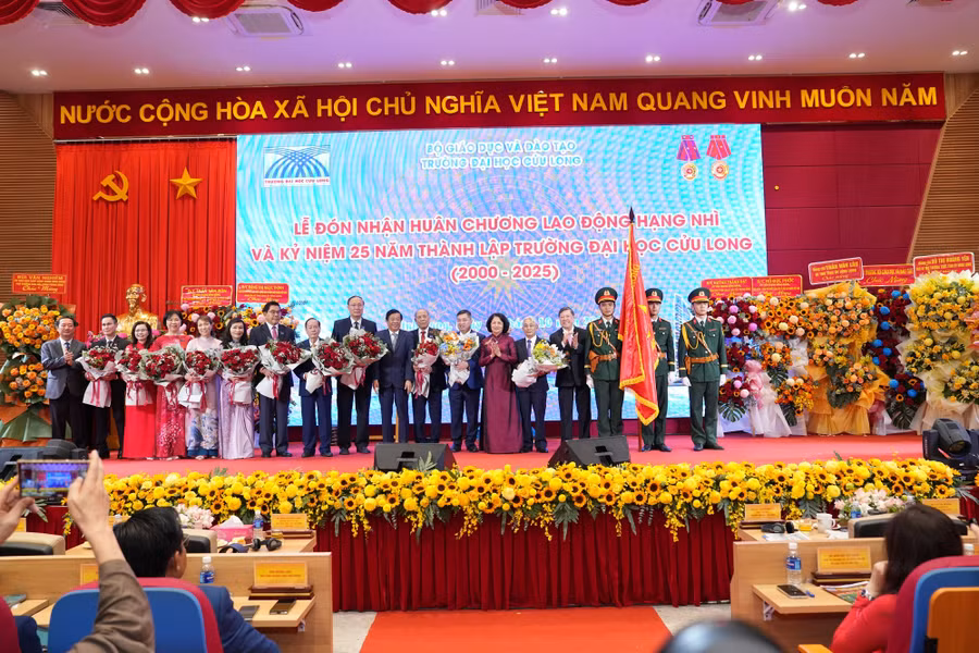 dhcl-nhan-huan-chuong-lao-dong-4.jpg