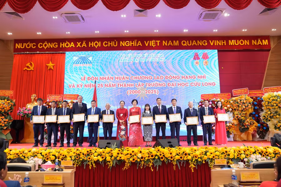 dhcl-nhan-huan-chuong-lao-dong-6.jpg