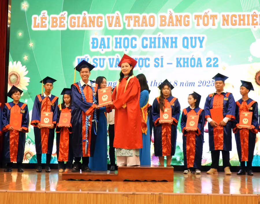 dhcl-trao-bang-duoc-si-5.jpg