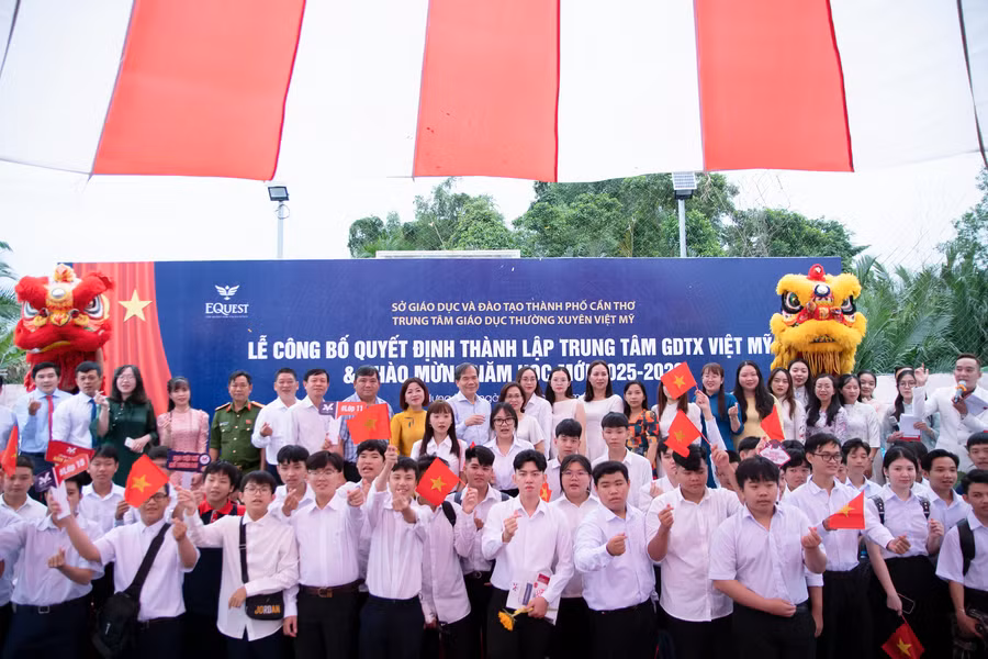 Đại biểu và học viên Trung tâm GDTX Việt Mỹ khóa đầu tiên.