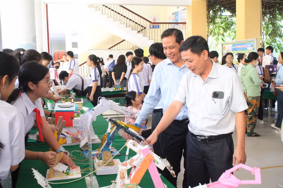 Đại biểu tham quan các gian hàng STEM của học sinh.