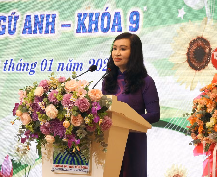 truong-dhcl-trao-bang-cu-nhan-3.jpg