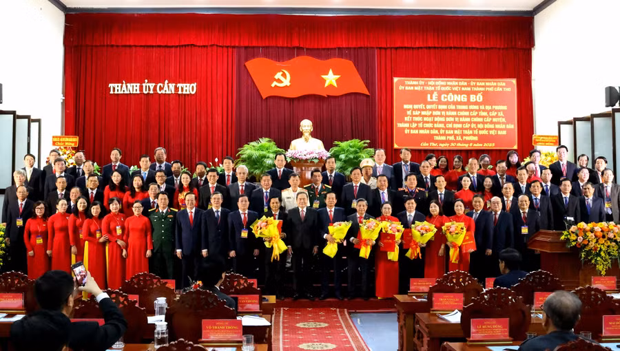Chủ tịch Quốc hội Trần Thanh Mẫn trao Nghị quyết của Bộ Chính trị chỉ định Ban Chấp hành Đảng bộ TP Cần Thơ nhiệm kỳ 2020 - 2025.
