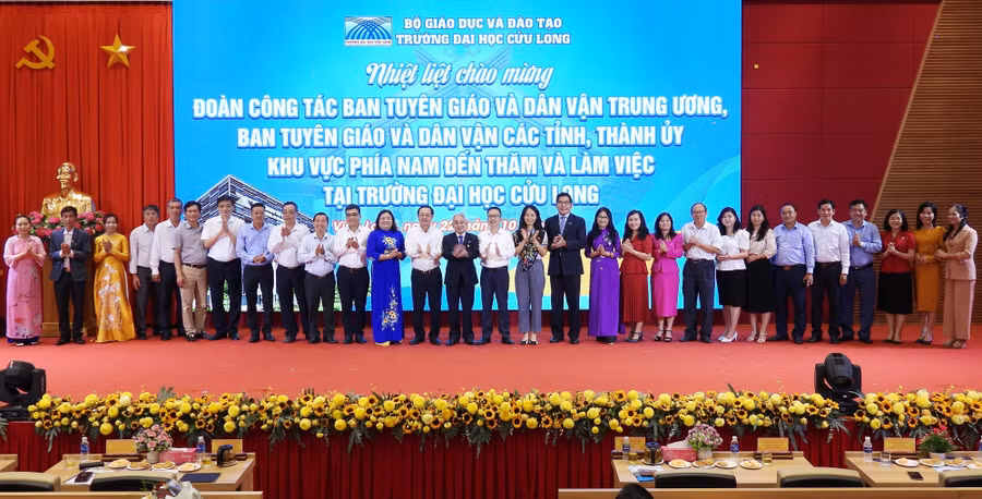 Đoàn khảo sát mô hình đổi mới sáng tạo và các giải pháp công nghệ có giá trị ứng dụng tại Trường ĐH Cửu Long.