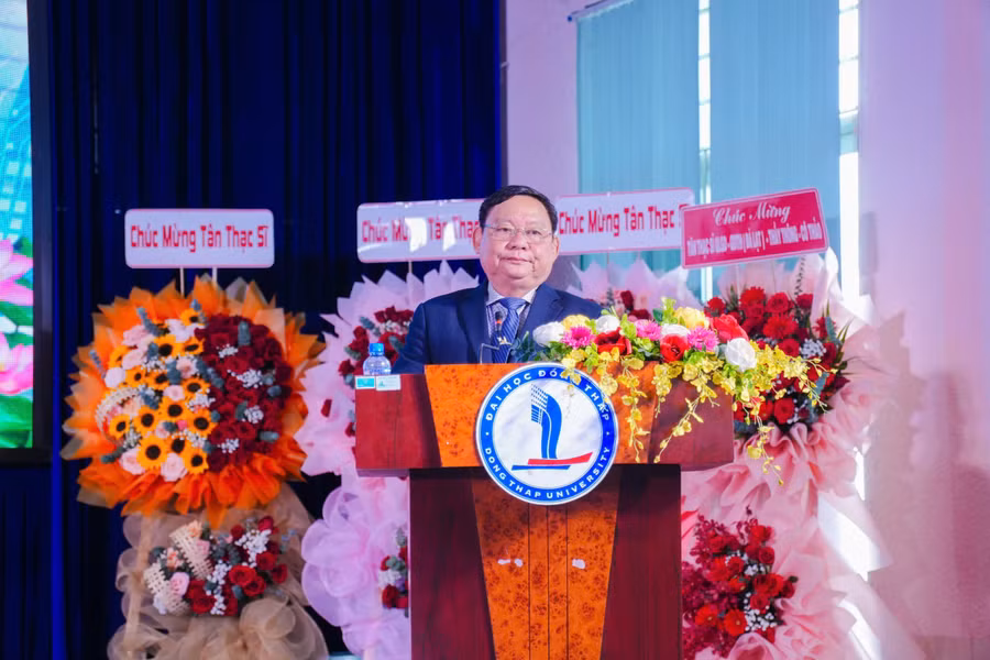 truong-dhdt-trao-bang-thac-si-2.jpg