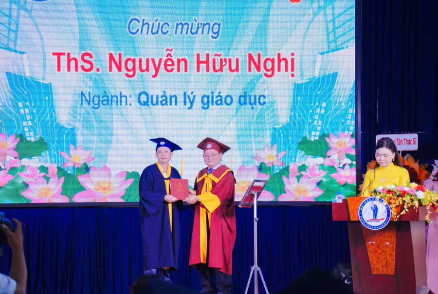 truong-dhdt-trao-bang-thac-si-3.jpg