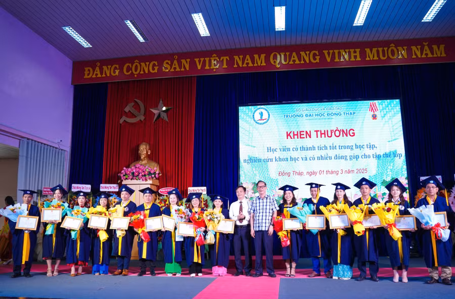 truong-dhdt-trao-bang-thac-si-4.jpg