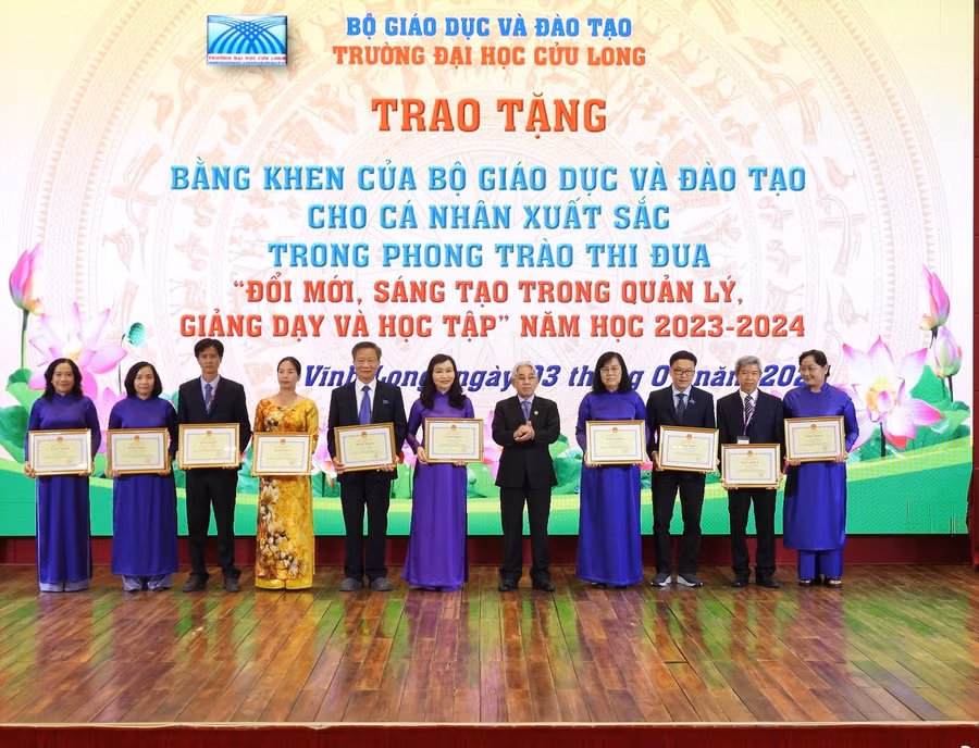 truong-dhcl-bang-khen-2.jpg