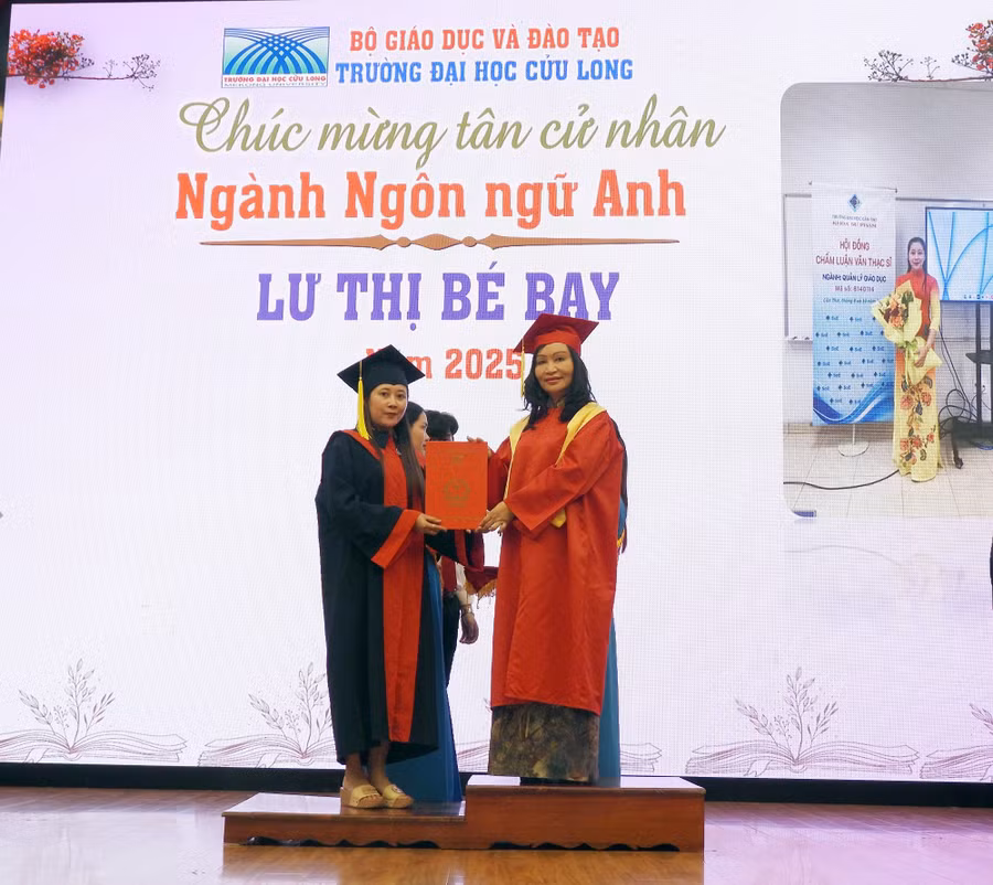 truong-dhcl-trao-bang-he-tu-xa-3.jpg