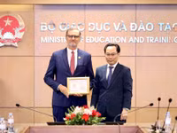 Bộ trưởng Hoàng Minh Sơn trao Kỷ niệm chương cho Đại sứ Olivier Brochet.