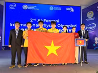 Đoàn học sinh Việt Nam tại FiPhO 2026 (Từ trái qua phải: PGS.TS Phạm Văn Hải, em Trương Bá Chí Thành, em Lê Bá Tuấn Việt, em Tăng Hạo Nhiên, em Lê Hồng Nhân, tình nguyện viên và PGS.TS Nguyễn Công Toản).