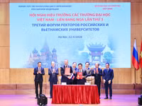 Phó Thủ tướng Thường trực Phạm Gia Túc, Bộ trưởng Hoàng Minh Sơn và các đại biểu chứng kiến lễ ký kết Quy chế tổ chức và hoạt động của Trung tâm tiếng Nga A.X.Pushkin.