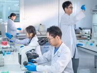 Sinh viên ngành Công nghệ sinh học, Trường Đại học Văn Lang. Ảnh: NTCC.