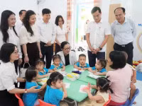 Đoàn công tác Bộ GD&ĐT kiểm tra công tác chuẩn bị, tổ chức triển khai nhiệm vụ đầu năm học 2026-2027 tại Nghệ An. Ảnh: Hồ Lài