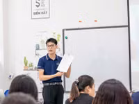 Thầy Lê Mai Tuấn Ly, giáo viên Trường THCS & THPT Phenikaa trong giờ dạy Địa lí.