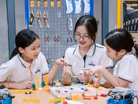 Cô trò Phenikaa School trong một hoạt động giáo dục STEM.