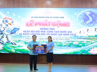 Đại diện iSMART Đồng Tháp trao tặng học bổng công nghệ cho đại diện UBND xã Tràm Chim.
