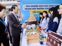 Thứ trưởng Thường trực Phạm Ngọc Thưởng tham quan khu trưng bày tại địa điểm tổ chức Cuộc thi nghiên cứu khoa học, kỹ thuật cấp quốc gia dành cho học sinh THCS, THPT năm học 2025-2026. 